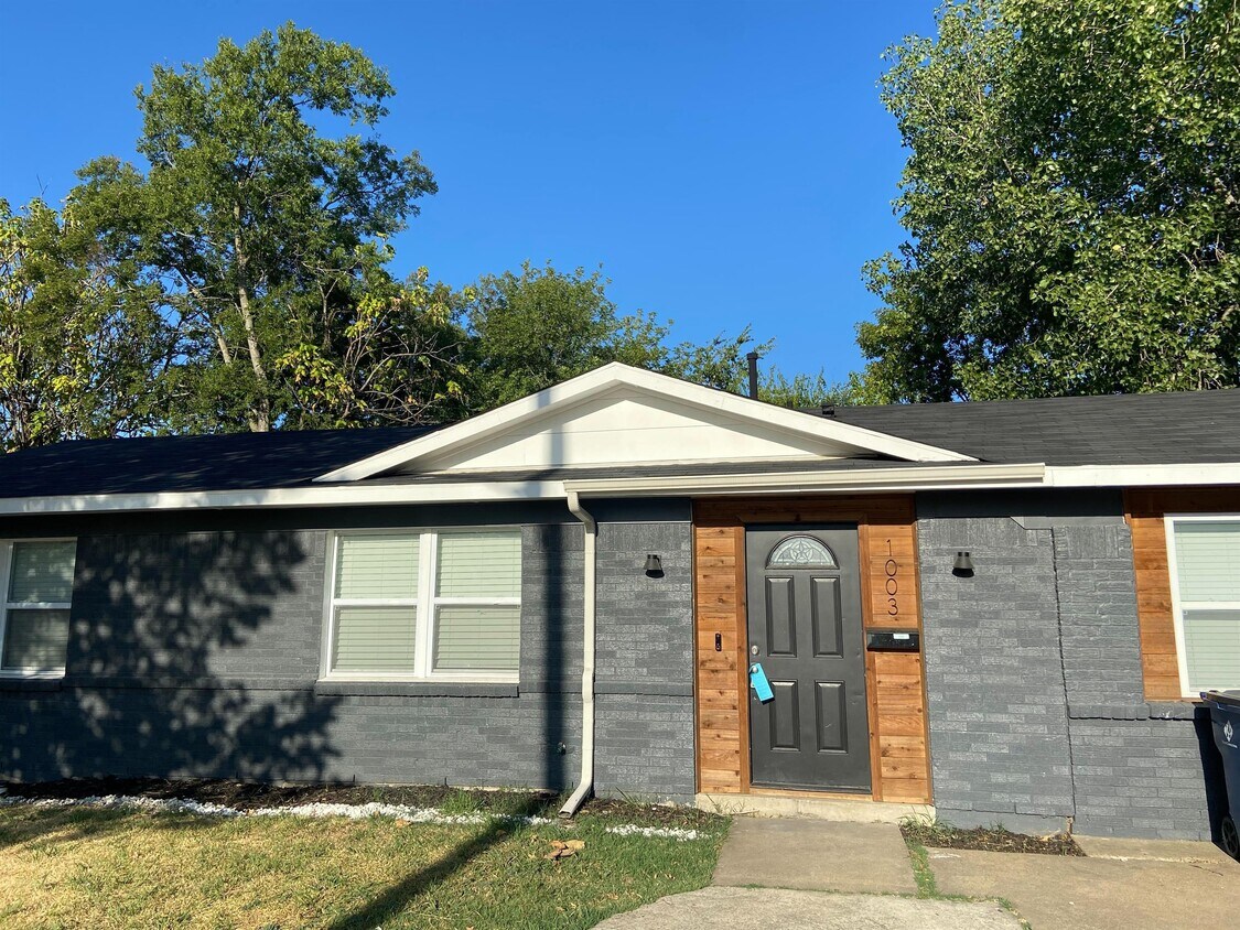 Primary Photo - 1003 Daniels Dr