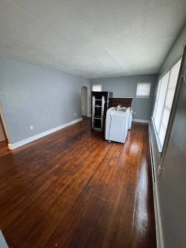 Building Photo - 4 bed 2 bath house in Petersburg