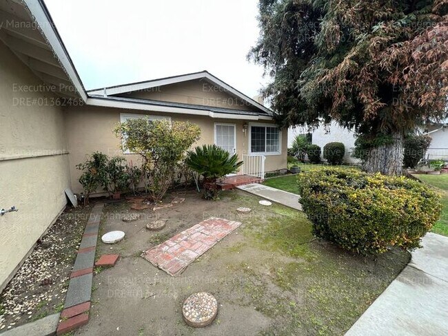 Foto del edificio - 3 bedroom/ 2 bathroom home located near New Stine Rd/ Wilson Rd