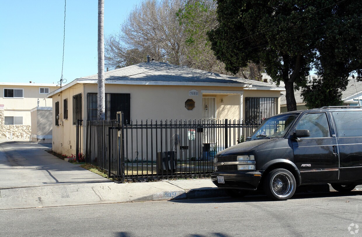 Foto principal - 3851-3853 W 104th St