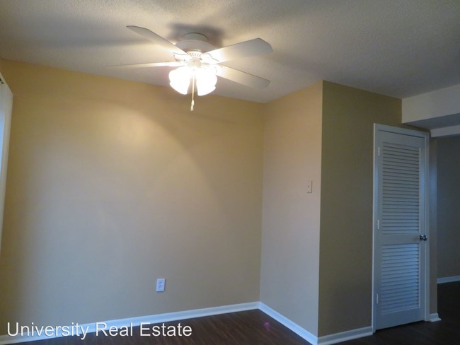 Building Photo - 820 Red Hill Dr