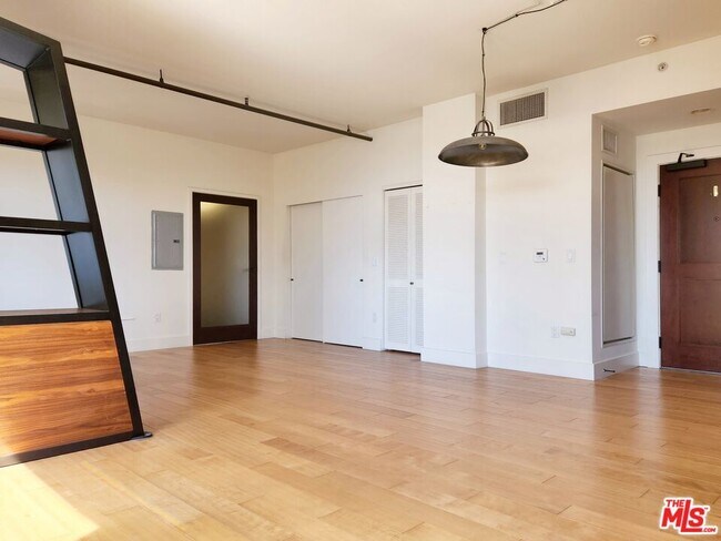 Foto del edificio - 460 S Spring St