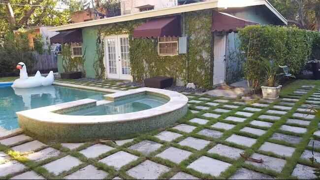 Foto de la fachada de la cabaña 2/2 - 1905 SW 10th St