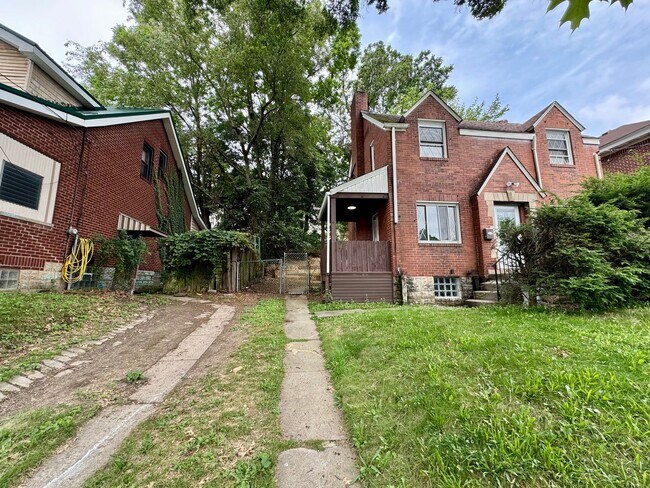 Foto del edificio - Adorable 2 Bed 1 Bath Home in Brookline W/dedicated office/library space!
