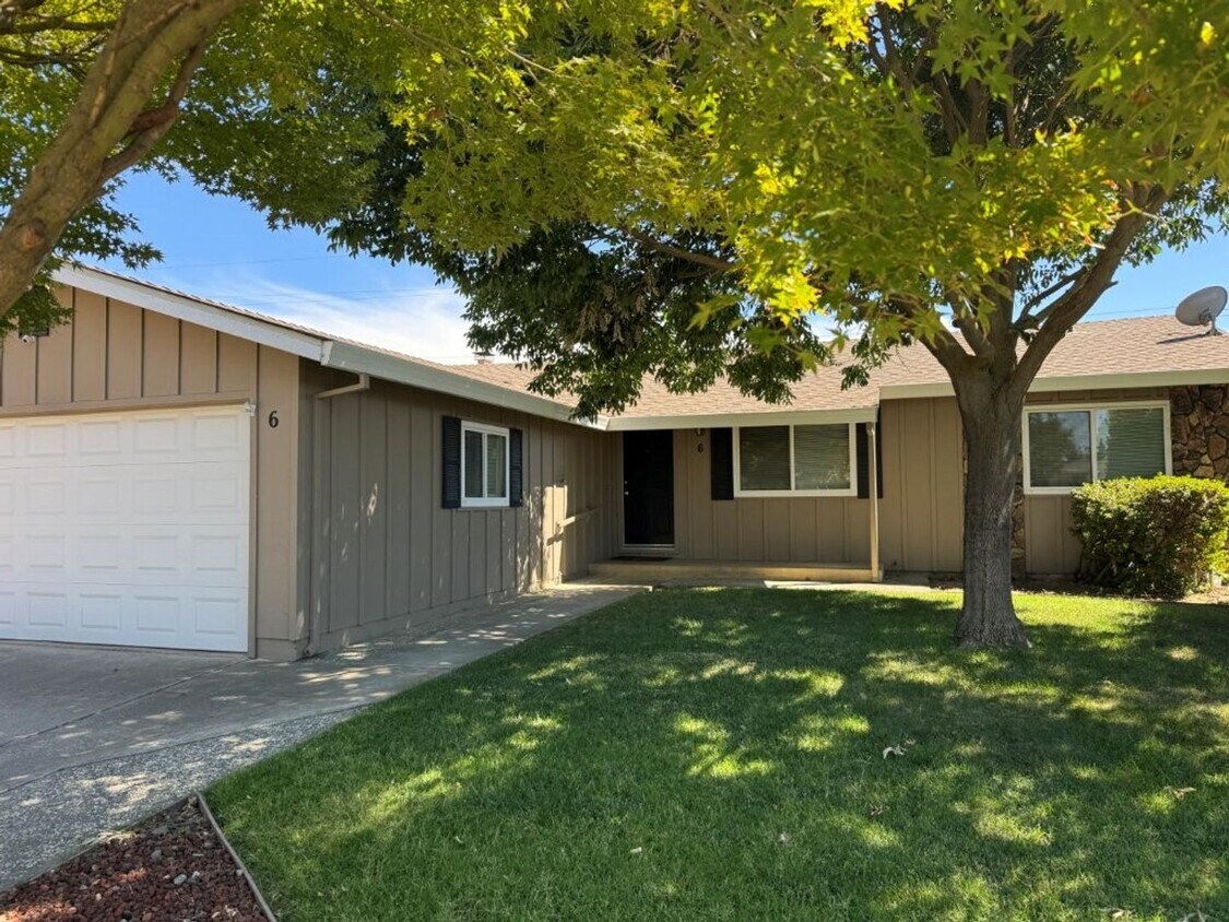 Foto principal - Charming 3 Bedroom Home with Foothill Views