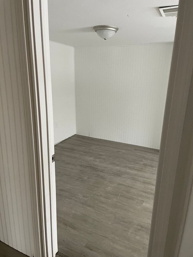Building Photo - Remodeled 2 Bed 1 Bath House Available 4-1...
