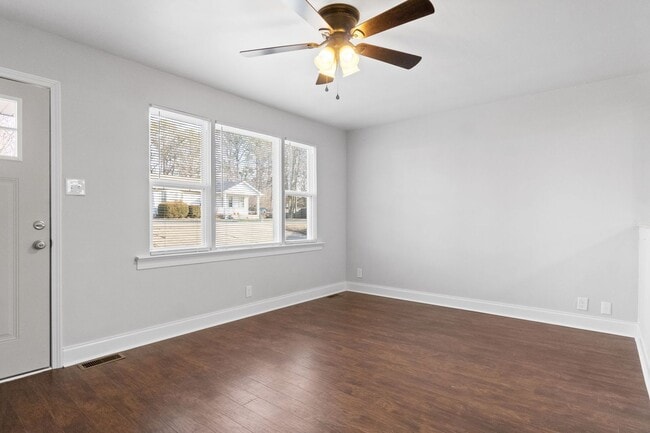 Building Photo - 136 W Rossview Rd