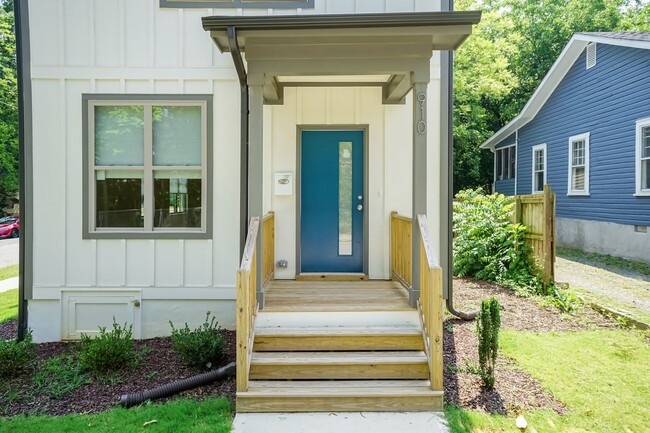 Building Photo - LIKE NEW THREE BEDROOM HOME!