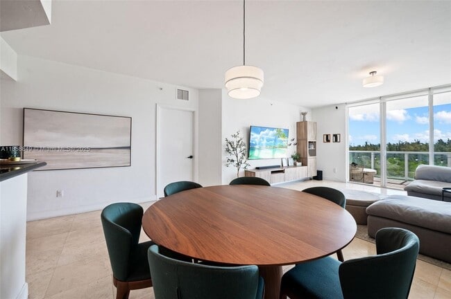 Foto del edificio - 15051 Royal Oaks Ln