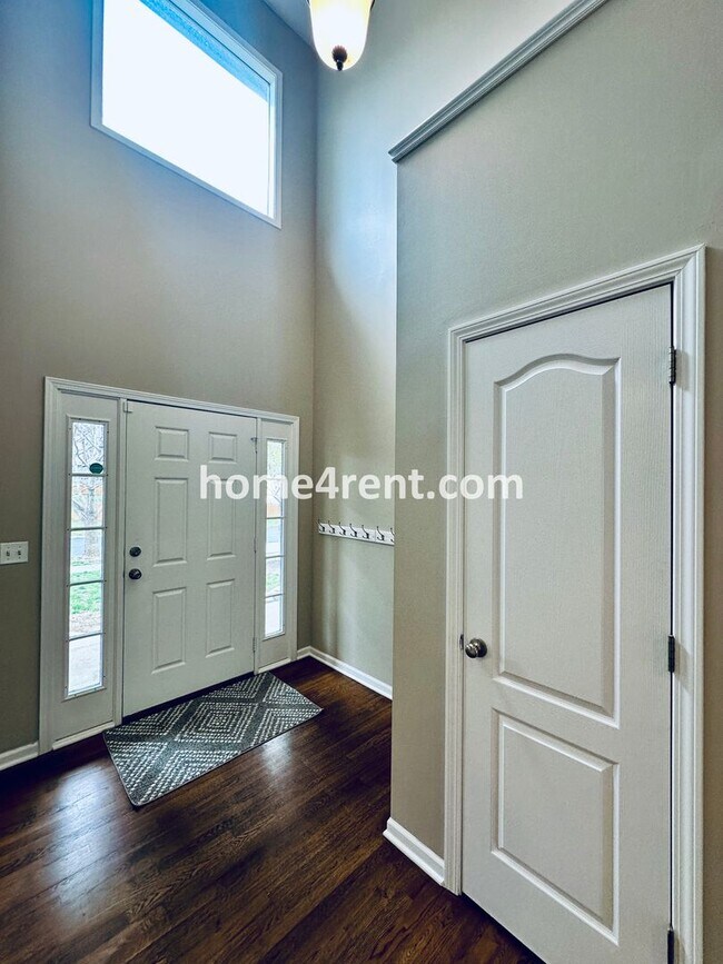 Building Photo - Luxury Lenexa Home w/ an Updated Kitchen, ...