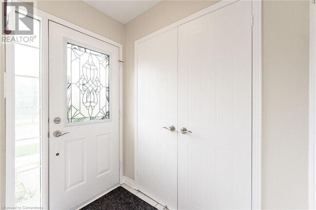 Building Photo - 60 Glenashton Dr