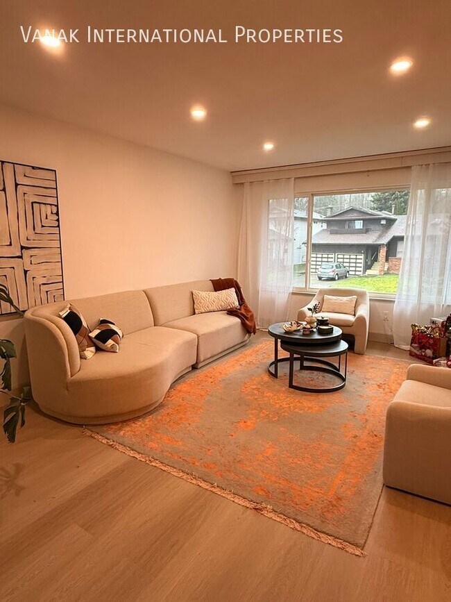 Photo du bâtiment - Fully Renovated 2 Bed ? 2 Bath Upper Suite