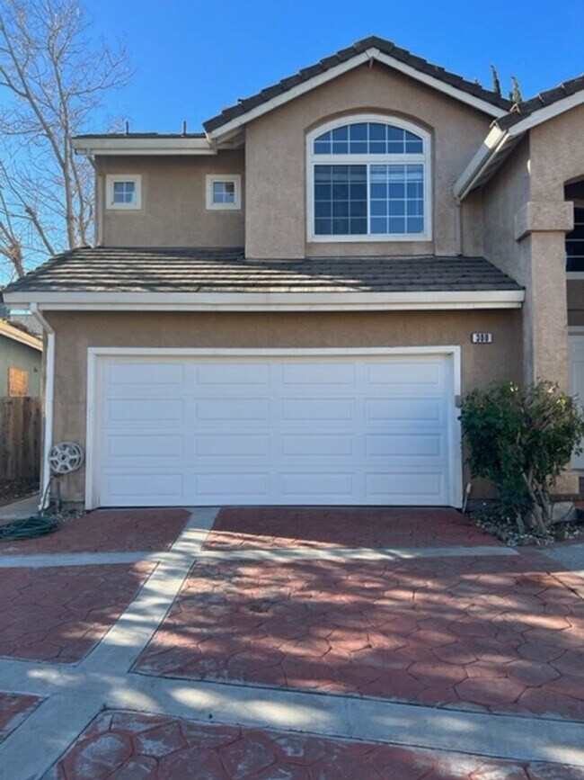 Foto del edificio - Spacious 4-Bedroom Home in a Quiet Tracy C...