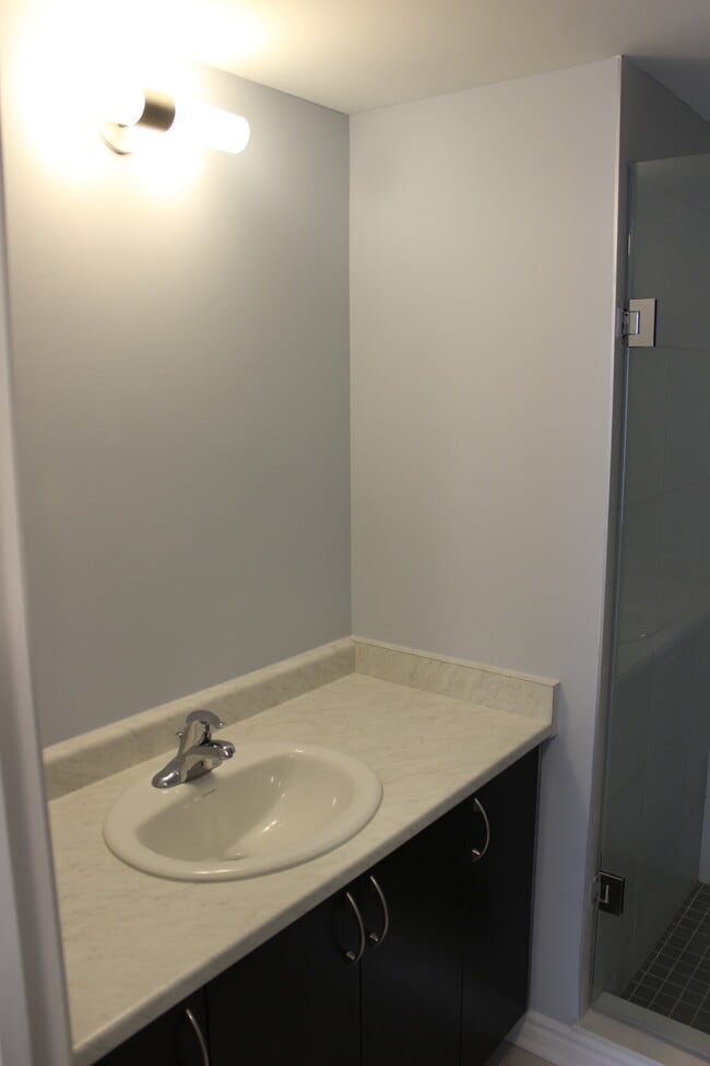 Building Photo - Executive Townhouse w/ Beautiful Upgrades