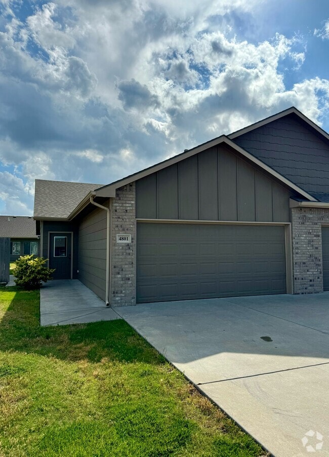 Building Photo - 4801 N Hillside Ct