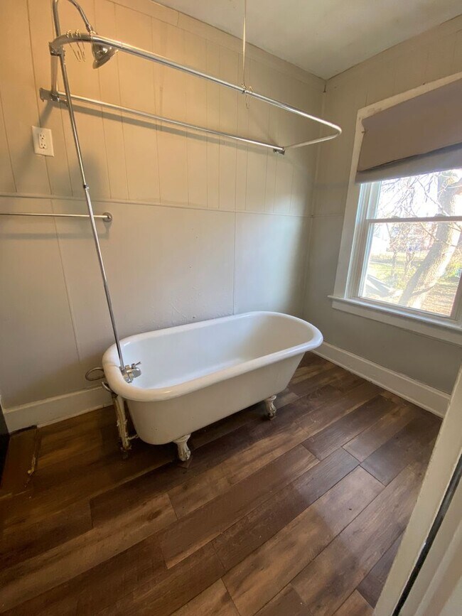 Building Photo - 312 N 6th Street