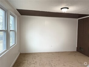 Building Photo - 76 Commodore Ave