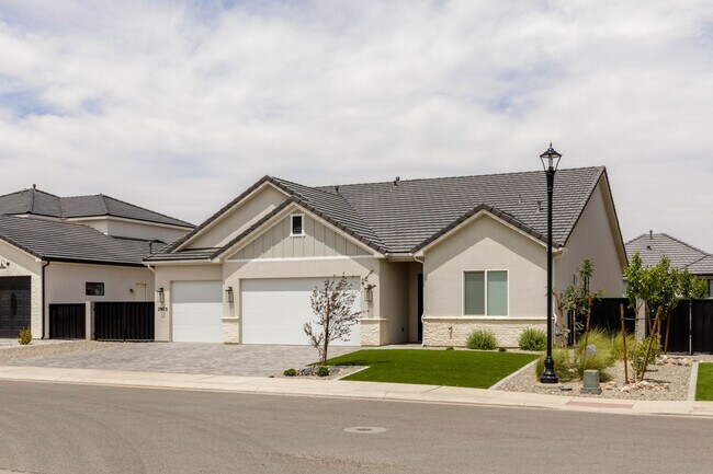 Building Photo - Stunning  4 bed | 3 bath | 3 car garage cu...