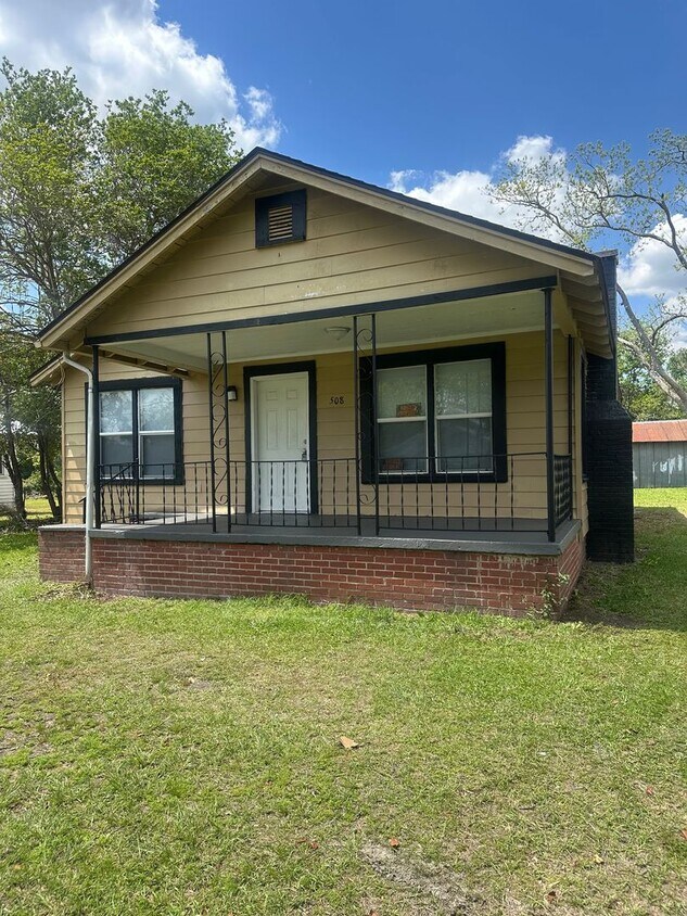 Primary Photo - 3 Bed/1 Bath House UNDER RENOVATIONS