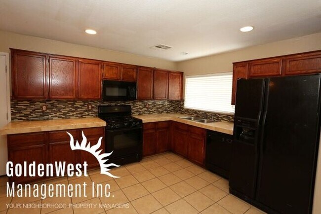 Building Photo - Welcome to this Exquisite 3Bdm 1.5Ba Home!