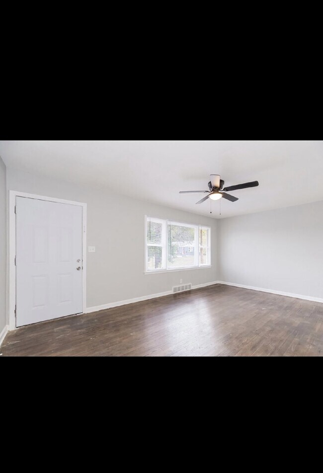 Building Photo - Spacious 5-Bedroom Gem on Monroe Avenue wi...