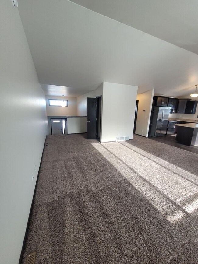 Building Photo - 3 Bed 2 Bath Twin Home