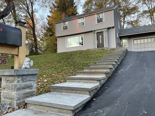 Building Photo - 206 Eastwood Ave