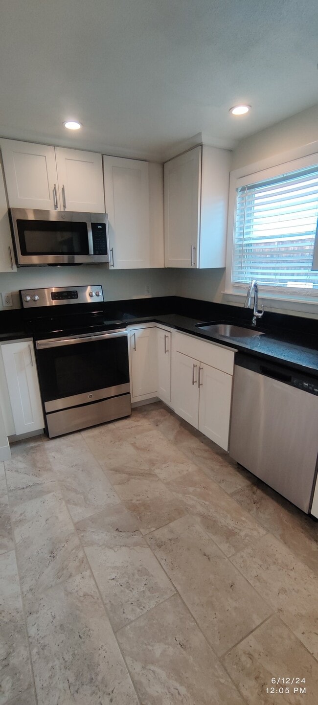 Building Photo - 5 Edwards St