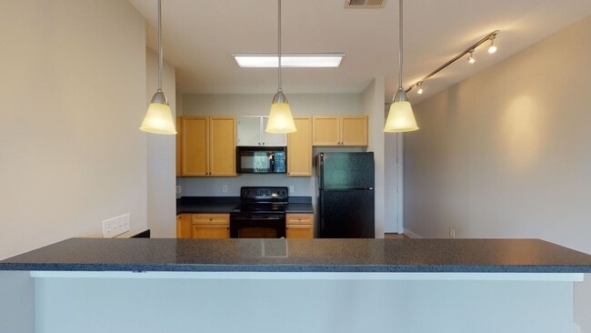 Building Photo - This stunning uptown condo has it all in a great part of Uptown.