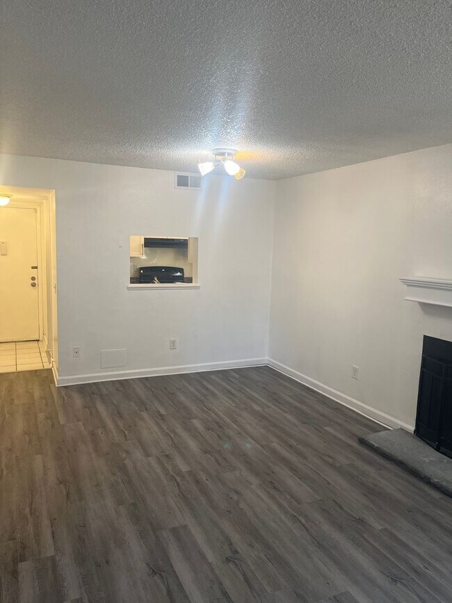 Foto del edificio - Spacious 1BR Condo - Available Soon