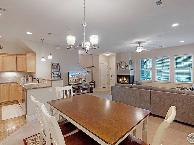 Foto del edificio - 5850 Dripping Rock Ln