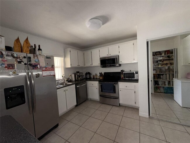 Foto del edificio - 12193 Royal Palm Blvd