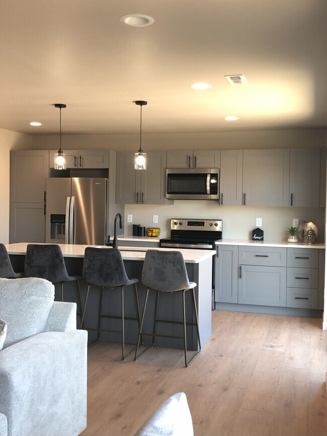 Building Photo - 528 Oxford Ave