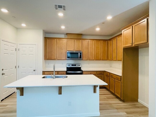 Building Photo - 6198 Paseo de Mooney