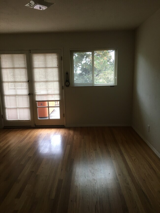 Building Photo - 985 Casanova Ave