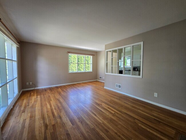 Foto del edificio - Lovely 2 Bedroom (with 1 bonus room), 2 ba...