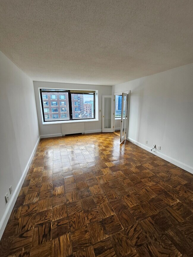 Building Photo - 65 E India Row