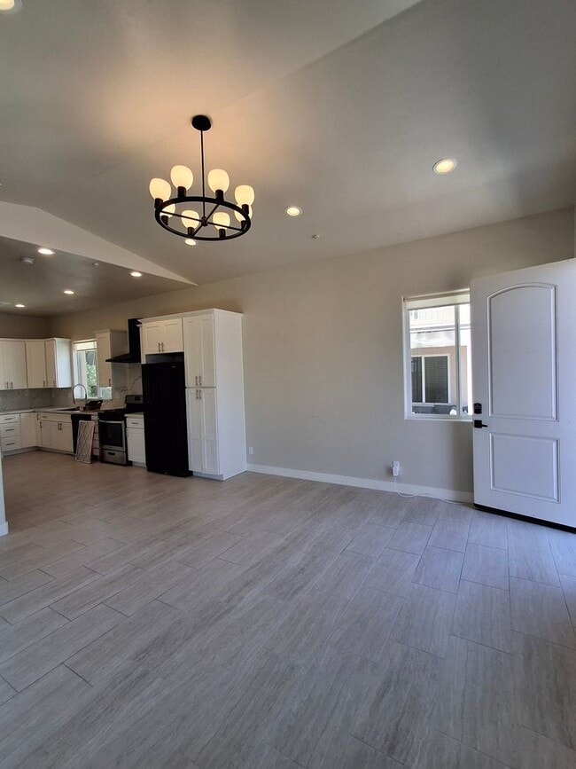 Building Photo - Beautiful 2-Bedroom, 2-Bath Home w/ Centra...