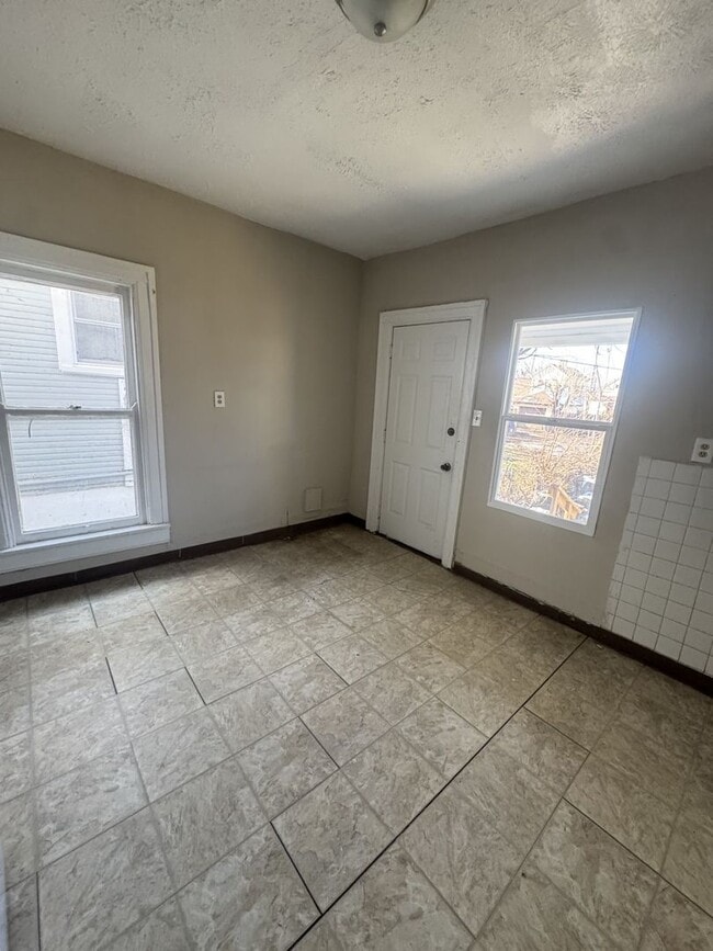 Photo - 263/265 S HEDGES ST Apartment