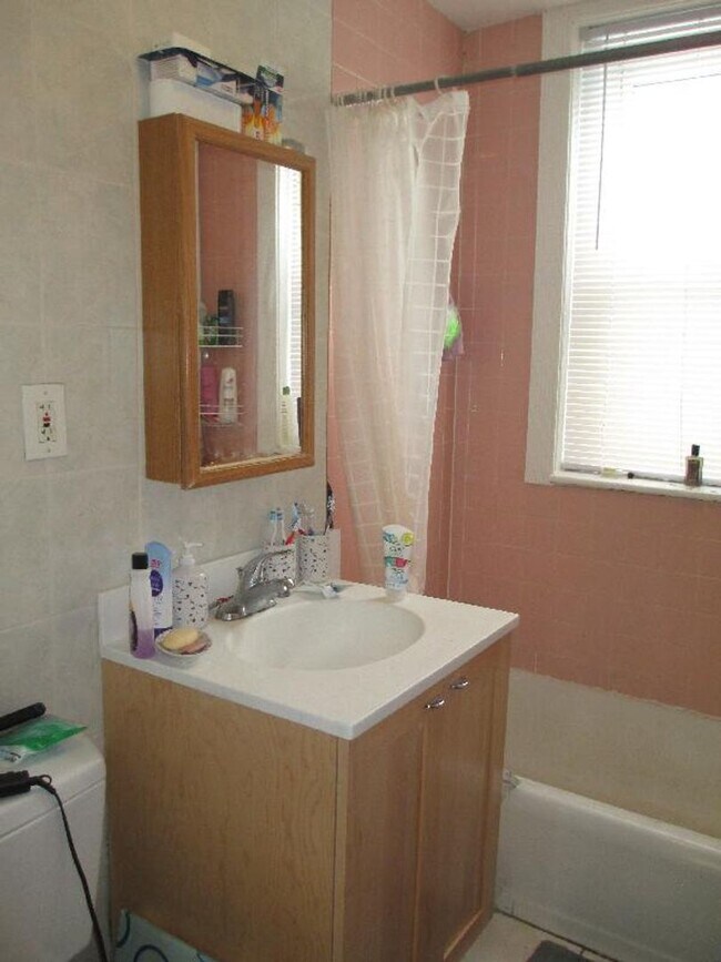 Building Photo - GREAT Renovated 3Br/1.5Bth apartment, Avai...