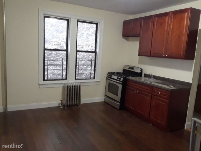 Building Photo - 2 br, 1 bath Apartment - 1700 Zerega Ave