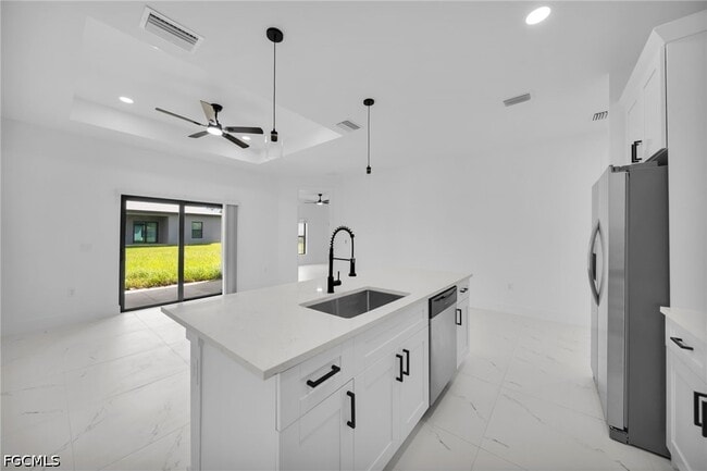 Building Photo - 4985 Fairway Ct