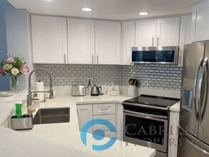 Building Photo - 640 Camino De La Reina