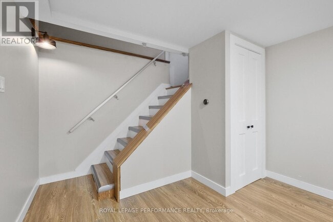 Photo du bâtiment - 926 Charleswood Ave