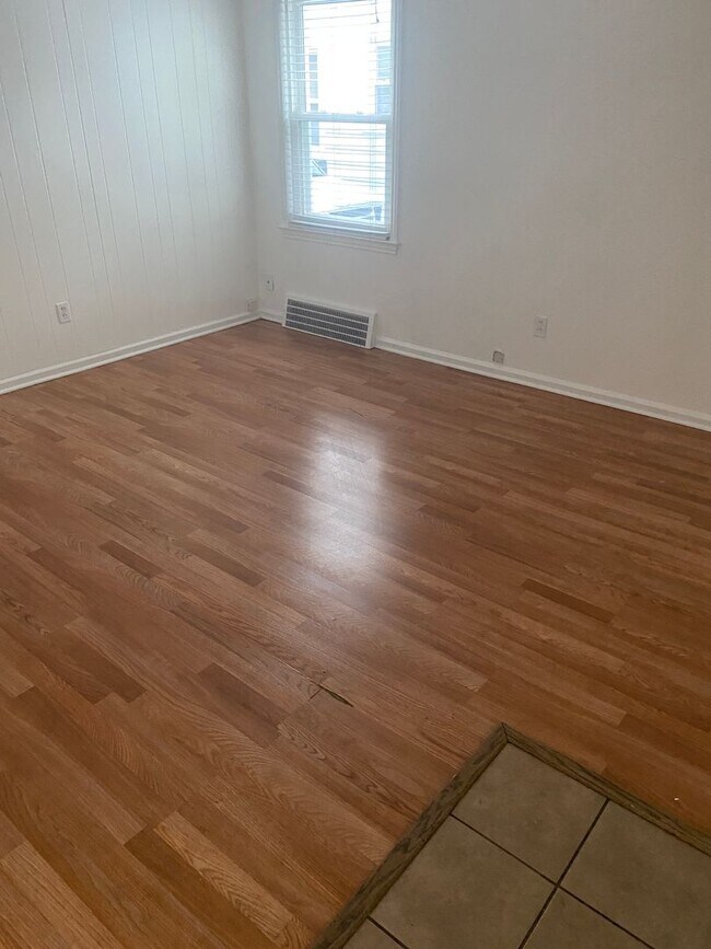 Foto del edificio - 3 bedroom, 1 bath bungalow with basement and 1 car garage