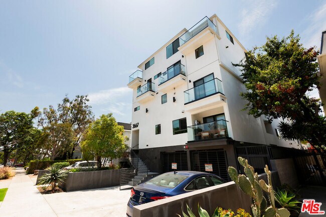 Building Photo - 3667 Mentone Ave