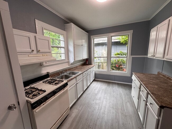 Building Photo - Freshly Remodeled 3 Bedroom / 1 Bathroom Home