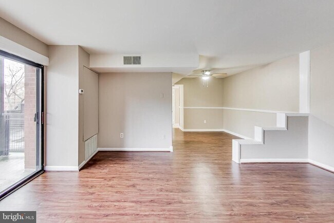 Foto del edificio - 7611 Maple Ave