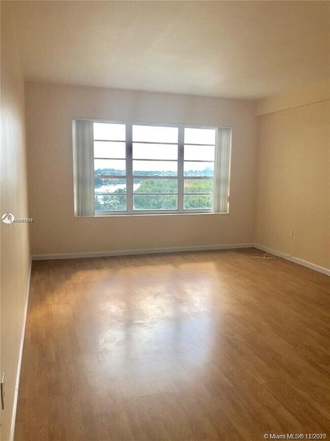 Building Photo - 9102 W Bay Harbor Dr