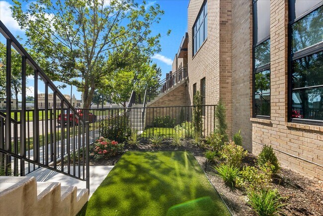 Foto del edificio - 1049 E 8th St